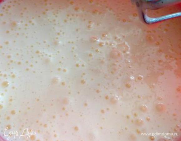 Яйца взбить с сахаром и добавить размягченное масло.