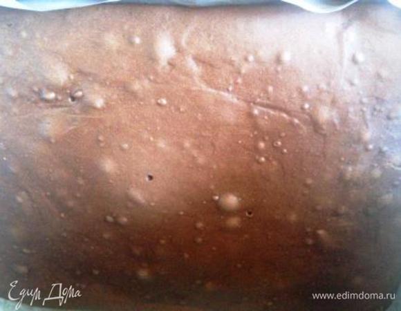 Соединить жидкую и сыпучую смеси, хорошо перемешать и вылить в смазанную маслом форму.
Выпекать в разогретой духовке минут 40 до пробы на сухую палочку.