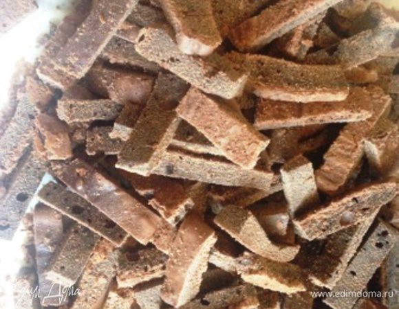 Бисквит остудить и нарезать на полосочки.