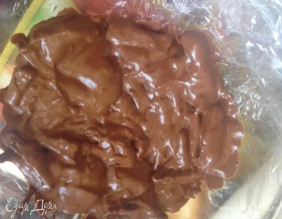 Остывшие сливки взбить с размягченным маслом в течение 5 мин, масса должна увеличиться в объеме.
Куполообразное блюдо простелить пищевой пленкой. 
Макать бисквитные палочки в крем и выкладывать в блюдо. Разровнять и поставить в холодильник до застывания, часа на 4.