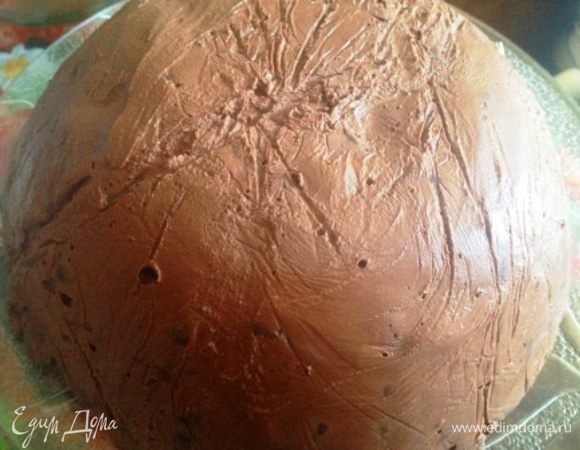 Когда застынет, вытащить из формы, перевернуть на блюдо и снять пленку.