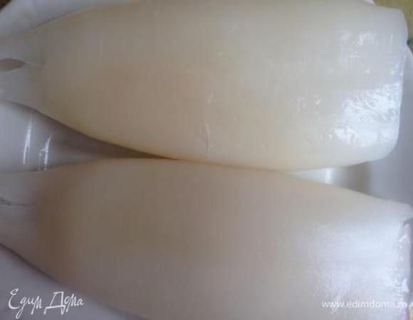 Почистить кальмаров (вытащить спинную хорду и снять верхнюю пленку).