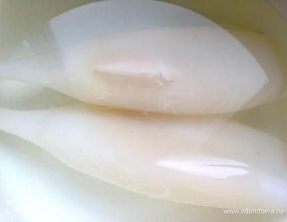 Положить их в кипящую подсоленную воду и через 30-45 секунд выключить плиту, оставив кальмаров в кастрюле под крышкой на 5 мин. 