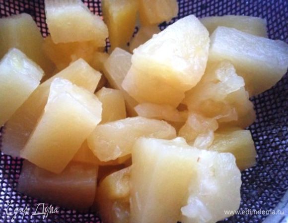 Ананасы процедить от жидкости. При необходимости нарезать.