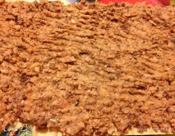 На нижний вафельный корж выложить горбушу.