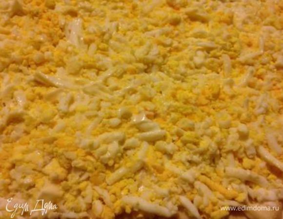 Следующий смазать майонезом и выложить яйца.