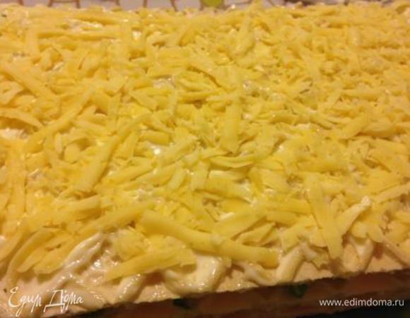 Следующий смазать майонезом и выложить сыр с чесноком.