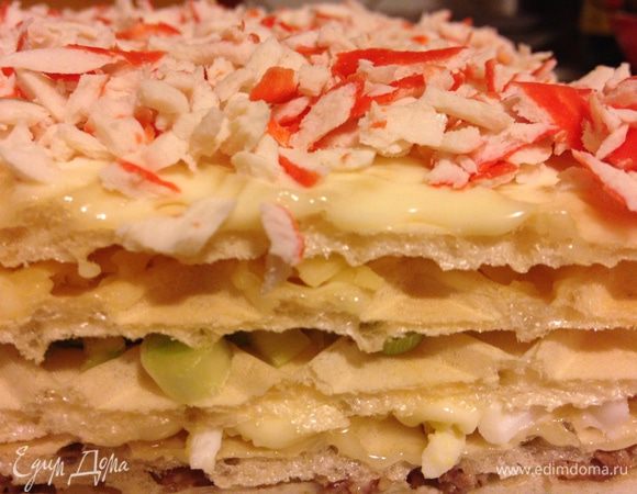 Последний корж смазать майонезом и выложить крабовые палочки.
Отправить торт в холодильник настаиваться несколько часов, а лучше на ночь.
