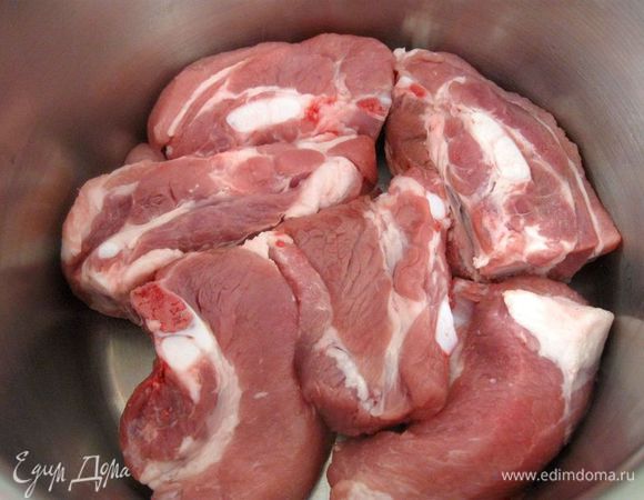 Мясо не мыть (это можно сделать только в  крайнем случае: осколки костей, потом промокнуть полотенцем), дать постоять немного времени при комнатной температуре.  6 кусочков свиной грудинки посолить, поперчить, обмазать  рафинированным оливковым маслом (2 ст.л.).
