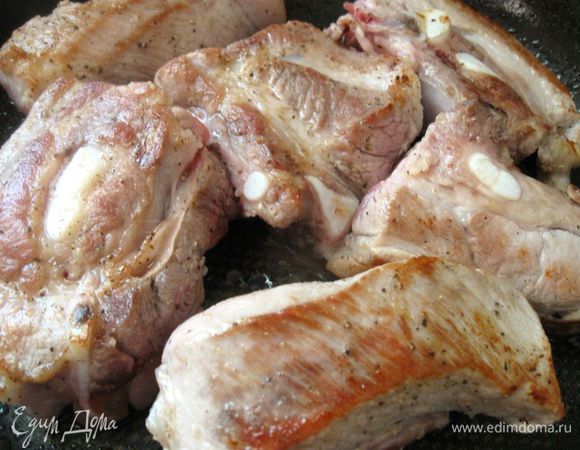 Обжарить со всех сторон на  раскаленной сковороде (запечатываем поры).