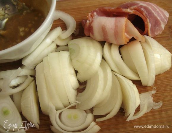 Яблоко, сельдерей, помидоры помыть. Лук почистить, порезать  кружочками. Чеснок почистить.
Смешать горчицу и мед, выдавить через пресс чеснок.
