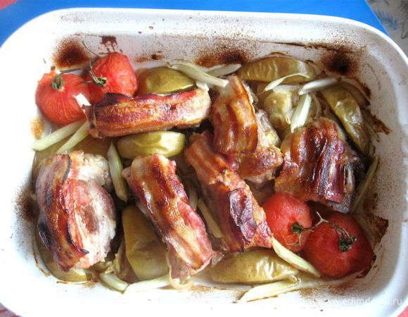 Отправить в духовку в общей сложности на 55 – 60 минут (сначала при температуре 200°С 15 минут, потом при температуре 220°С - 40 минут).
 
Вам может понадобиться чуть меньше времени, ориентируйтесь на свою духовку, размеры кусочков свинины (можно проверить готовность мяса  при помощи температурного щупа.  Для свинины температура  внутри куска должна быть обязательно выше 71°С).