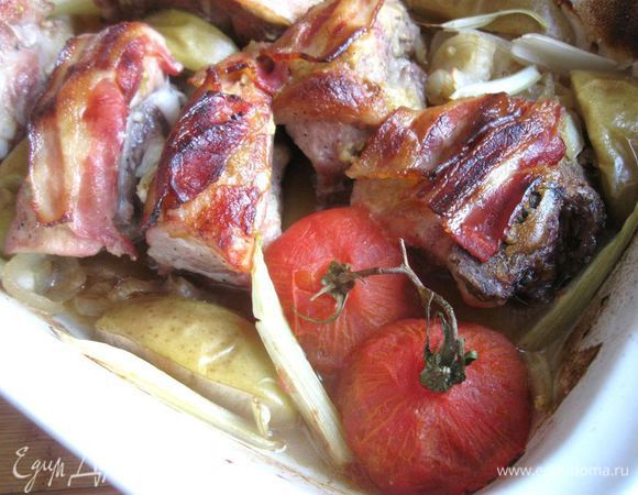 Вынуть из духовки. Перед подачей полить  образовавшимся соком, гарнировать   запеченным  помидором, яблоком и сельдереем.  