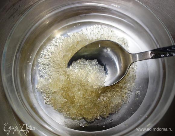 Желатин замочим в холодной воде. Рыбу нарежем ломтиками, салатные листья и зелень вымоем и обсушим.