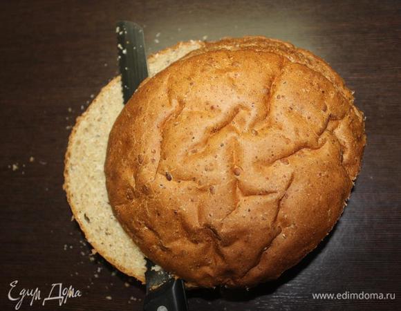 С хлеба срезаем верхушку, она нам не понадобится. Отавшуюся ровную часть разрезаем пополам.