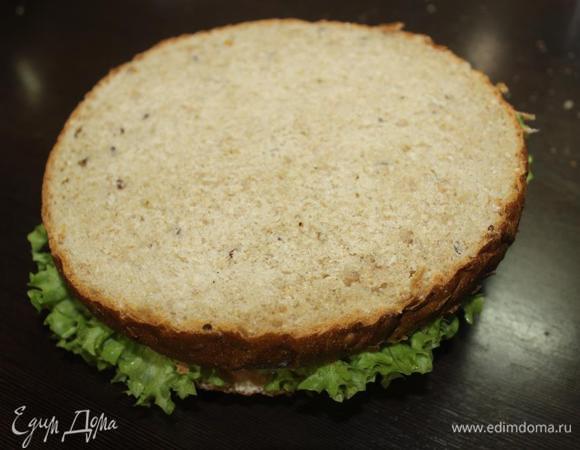На рыбку кладем салатные листья и накрываем вторым коржом маслом вниз.
