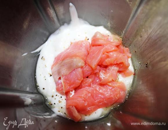 Делаем мусс.
Распускаем желатин. В блендере взбиваем йогурт, оставшийся лосось (оставляем несколько ломтиков для украшения), сок половинки лимона и свежемолотый перец по вкусу.