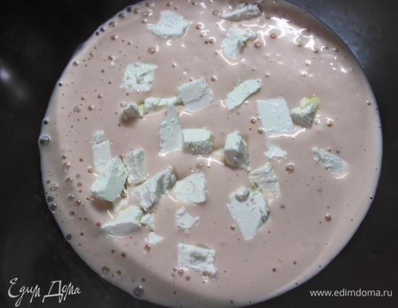 В получившуюся массу подмешиваем слегка остывший желатин и нарезанную кусочками фету. Даем массе немного постоять до легкого загустения (минут 5). После чего еще раз перемешиваем, выливаем на основу и ставим в холодильник до застывания. 
Я оставляла на ночь, но часа через 2-3 мусс уже должен схватится.