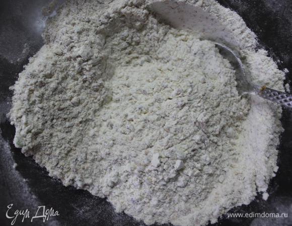 Муку просеиваем и соединяем с орехами (90 г), ванилином и разрыхлителем.