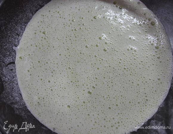 Яйца взбиваем при помощи кухонной техники в пышную пену до увеличения объема в 3 раза. У меня это заняло минуты 3. Затем постепенно вводим в яйца сахар, продолжая взбивать еще минуты 3.