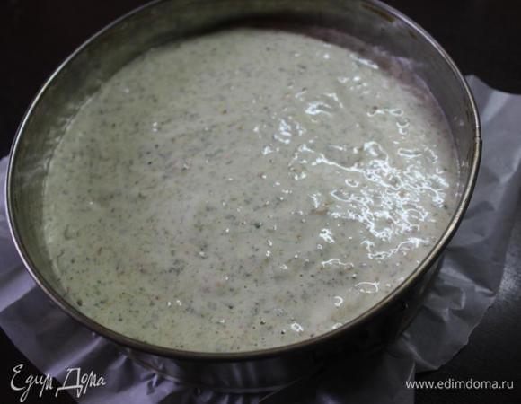 Вручную, аккуратно перемешивая лопаточкой, соединяем яичную и орехово-мучную смеси. Выливаем тесто в разъемную форму (у меня 21 см), дно которой застелено пергаментом, и ставим в разогретую до 170 градусов духовку на 50 минут. 
Учитывайте особенности своей духовки и следите за готовностью уже минут через 40, проверяя шпажкой. 
