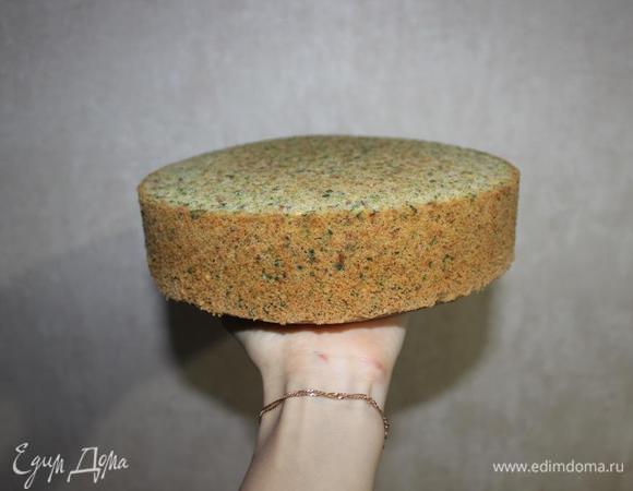 Бисквит полностью остужаем и освобождаем от формы.
Если испечь его за день до приготовления торта, то десерт совсем не отнимет у вас много времени.
Вот такой ароматный красавец получается.