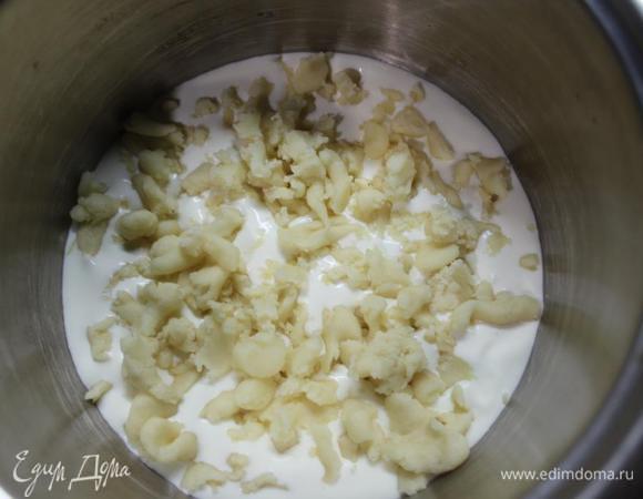 Теперь крем.
Всё очень просто:
В качественную некислую сметану крошим (трем на терке/режем) марципан. Ставим емкость на водяную баню и держим на ней, периодически помешивая, до образования однородной консистенции. У меня на это ушло минут 10.