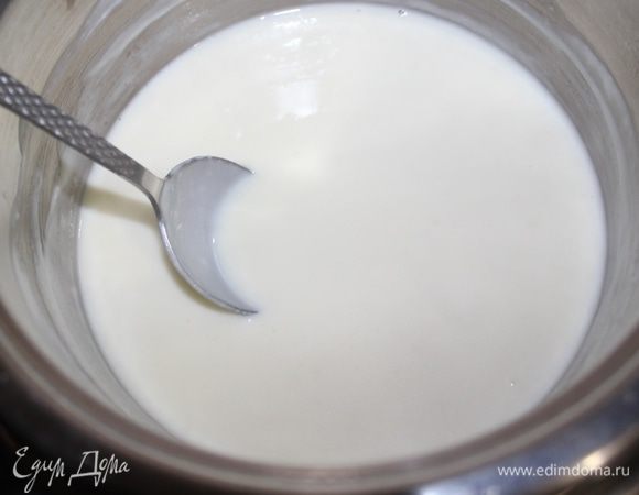 Сначала масса будет жидкая, по консистенции похожая на тесто для блинчиков-налистников, но, по мере остывания, крем будет густеть.
Кстати, консистенцию и аромат крема можно регулировать количеством марципана. 
Оставляем крем остывать, а сами занимаемся глазурью.