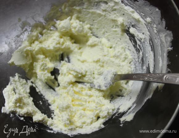 Для глазури ингредиенты должны быть комнатной температуры, так что предварительно достаем их из холодильника.
Взбиваем сливочный сыр с маслом. В этот раз я делала это просто вилкой и всё прекрасно получилось.