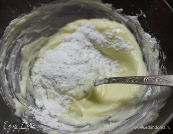 Затем добаляем ванилин и партиями сахарную пудру.
Здесь тоже регулируйте количество сахарной пудры до желаемой консистенции. Если взять 1 стакан, то глазурь останется мягкой и полностью не застынет, а если 1,5 или больше, то она будет хорошо застывать и покроется приятной корочкой.