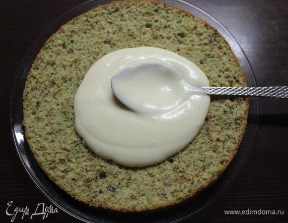 Тепрь сборка:
Режем наш бисквит на 3 одинаковых коржа и прослаиваем их кремом, разделив крем пополам.