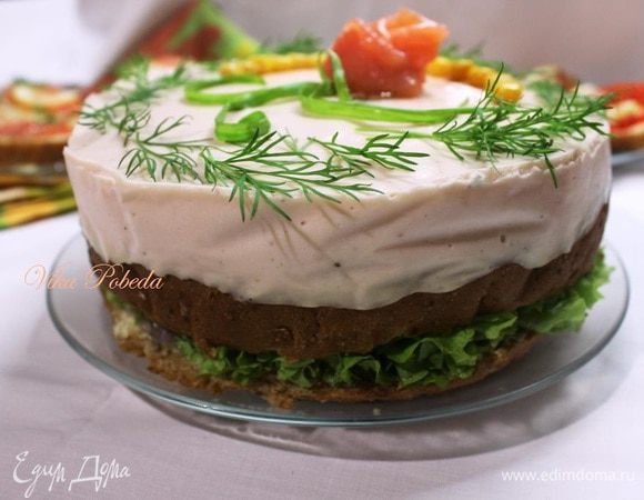 Освобождаем тортик от боковин и украшаем по желанию.
Я украсила розочкой из лосося, разрезанным пером зеленого лука, зеленью укропа и зернами кукурузы для контраста.

Теперь можно подавать нашу закуску!