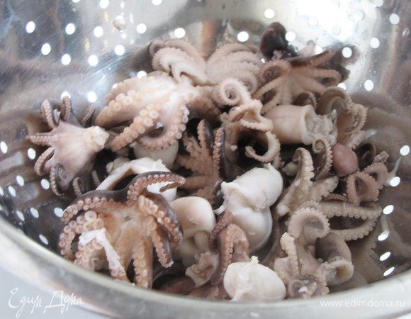 Осьминогов разморозить и отварить в подсоленной воде. Мини-осьминоги варятся очень быстро, достаточно 2-3 минуты с момента закипания. Если у вас крупные осьминог, то время следует увеличить.