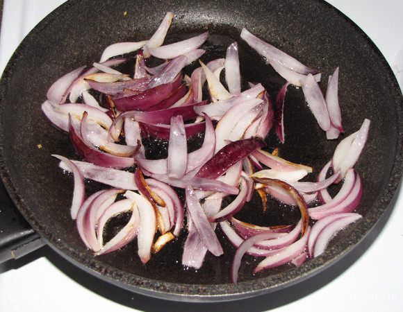 В глубокой сковороде разогреть оливковое масло и обжарить лук на среднем огне 5 минут.