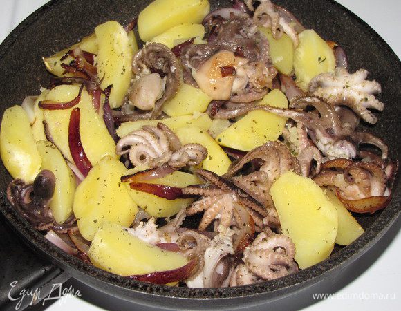 Соединить с картофелем, аккуратно перемешать.