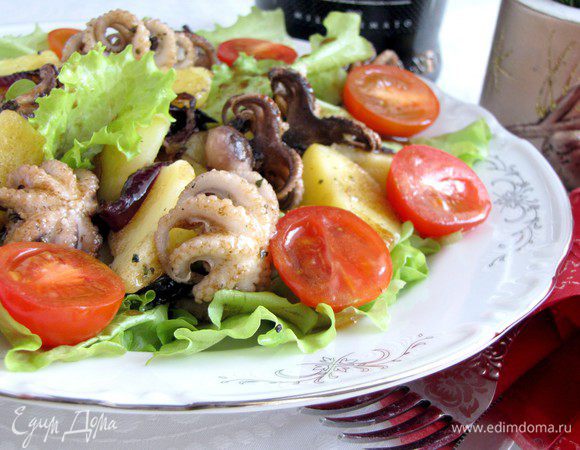 Листья салата нарвать на удобные для еды кусочки, положить их на тарелку. Сверху выложить картофель с осьминогом и залить заправкой. Украсить салат листочками мяты (у меня не было) и помидорками черри.

Приятного аппетита!