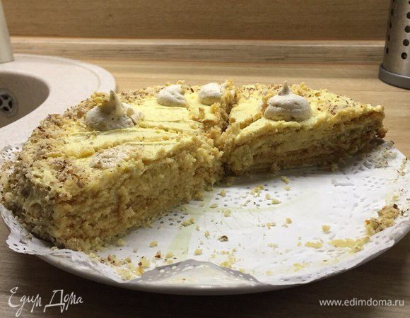 Собираем торт. Каждый корж смазываем крыжовниковым конфитюром и кремом, верхний можно украсить орешками или крошками, которые остались от коржей. Я для украшения испекла безе с орехами. Белков у нас осталось много, на 2 белка полстакана сахара, а остальные заморозила.