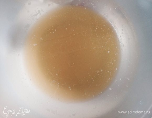 Сливочное масло растопить , остудить . Добавить сахар , перемешать .