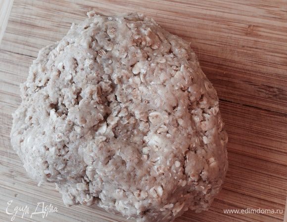 Добавить просеянную муку, хлопья, разрыхлитель, корицу и соль. Замесить тесто.