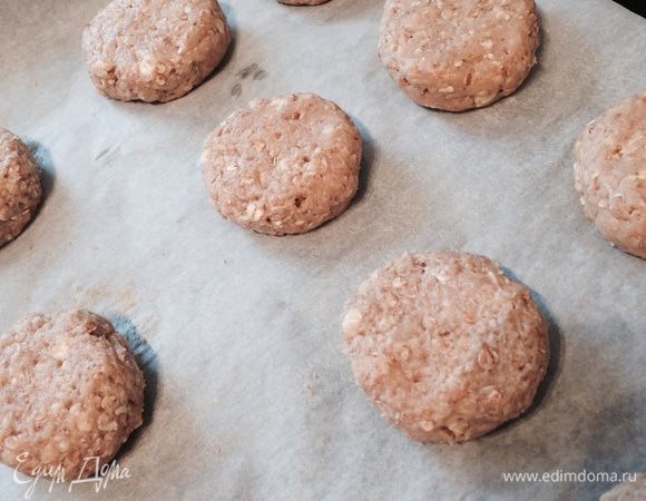 От теста отщипывать небольшие кусочки, величиной с грецкий орех. Формировать печенья и укладывать на застеленный пекарской бумагой противень. Тесто будет липнуть к рукам, поэтому удобно поставить рядом пиалу с теплой водой и опускать туда руки каждый раз перед формированием печенья. Выпекать про температуре 180-200 градусов 15-20 мин. 