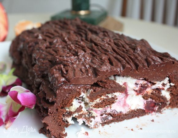 Сборка. Корж освободить из полотенца. Освобождать надо аккуратно, чтобы не сломать, но даже если это и произошло, ничего страшного, при сборке эта оплошность не видна. Если Вы используете ягоды, равномерно распределить их по коржу, если нет, можно пропитать его столовой ложкой бренди. Выложить сливочную начинку, свернуть корж в рулет. Если используете шоколадный ганаш, то равномерно распределить его по поверхности рулета. Вилкой провести бороздки, чтобы имитировать древесную кору. Оставить на несколько часов застывать и пропитываться. Можно припорошить полено снежком - сахарной пудрой, для пущей достоверности :-) Всем приятного аппетита!