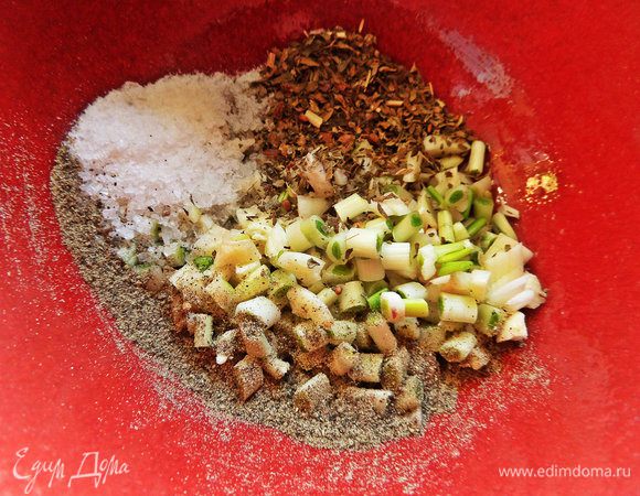 Соединяем специи с нарубленным чесночком.