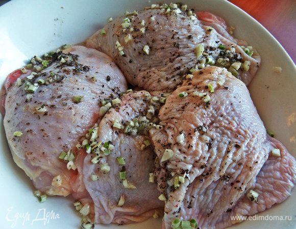 Курочку промоем, обсушим и обваляем в специях. Оставим ненадолго.