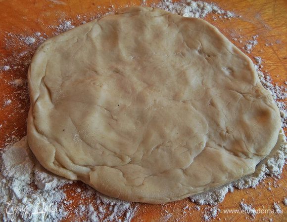 Тесто подойдёт любое, у нас сделано простейшее из масла, воды и муки и соли.