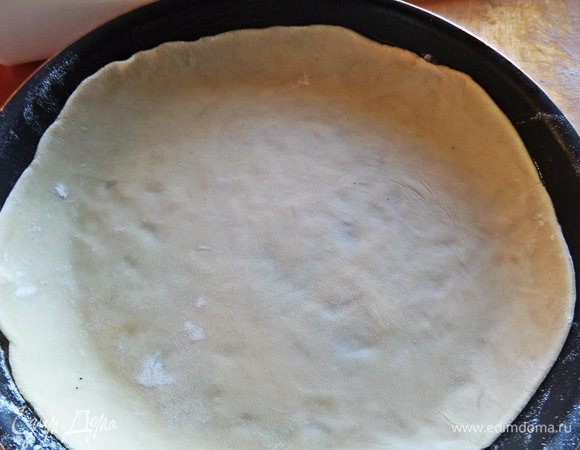 Крутила, вертела... Обмотать каждый кусочек было мало, а вот на такую основу (22 см) как раз хватило! Раскатать тонко и перенести в форму. Дно решила не накалывать, чтобы не убежал весь сок.