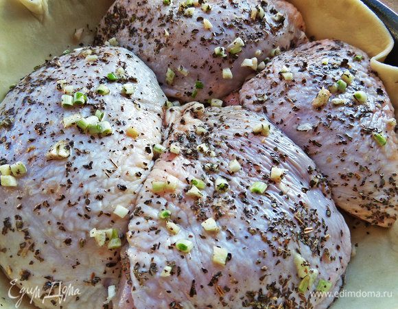 Переносим в будущую тарелку бёдрышки.