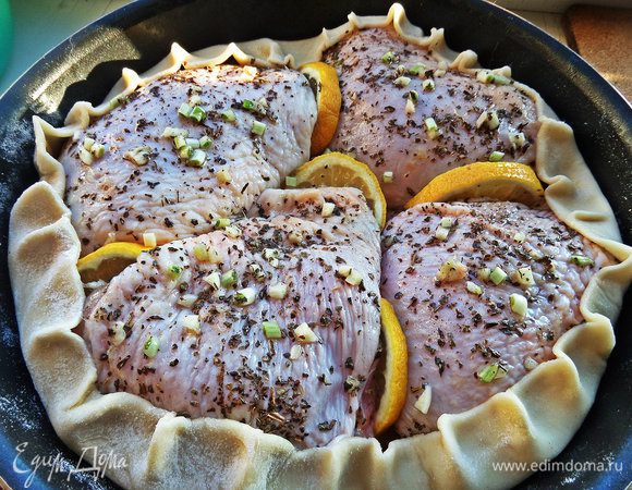 Края защипать и пройтись по ним кисточкой с маслом. Запекаем при 180*С.