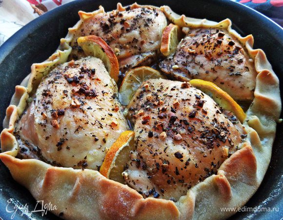 Вот такую форму вынимаем через 45-50 минут! Аромат чеснока стоял сногсшибательный, но мы любим чеснок. Минут 5 дала постоять в выключенной духовке, чтобы всё успокоилось.