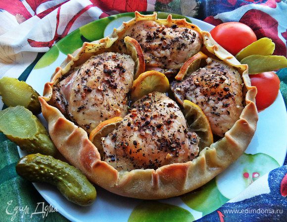 Подаём в горячем виде со свежими и маринованными овощами.