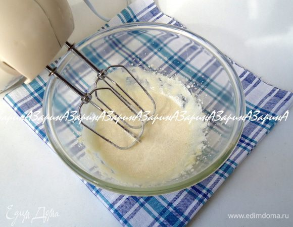 Сахарную пудру смешать с 1 яйцом и взбить.